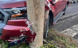 Motorista perde o controle e bate em poste na Willy Barth, em SMO 