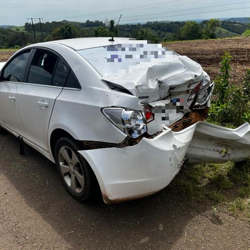 Acidente envolve dois carros e um caminhão na BR 163, entre SMO e Guaraciaba 