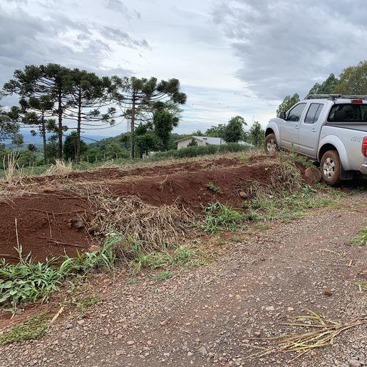 Mulher perde o controle de caminhonete e veículo invade lavoura em SMOeste 