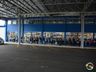 Centenas de pessoas fazem fila por vagas de trabalho no Bonno Atacado e Varejo