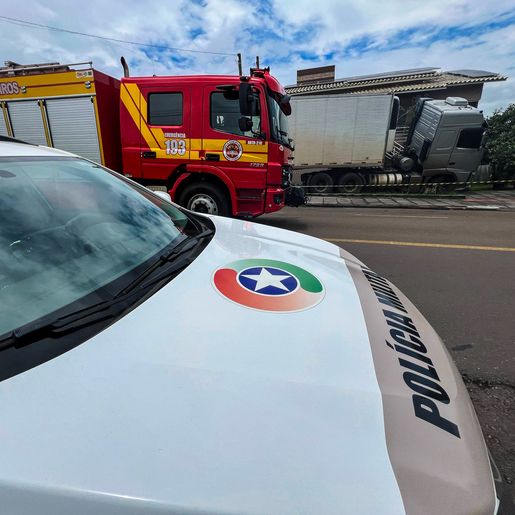Caminhão desgovernado atinge veículo e só para após colidir em residência em SMO