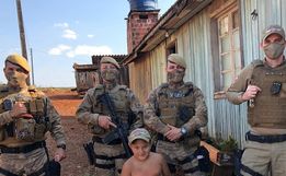 Menino no interior de Descanso realiza sonho de conhecer e receber visita de policias militares