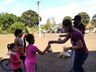 Grupo de voluntários realiza entrega de cestas de páscoa
