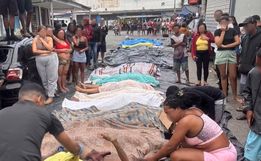 Moradores levam 55 corpos à praça na Penha após operação policial no RJ