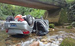 Dois homens morrem após carro capotar e cair em rio