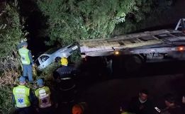 Mulher morre e três da mesma família desaparecem após carro cair de represa em SC
