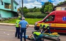 SMO: Colisão entre carro e moto deixa rapaz gravemente ferido; vídeo