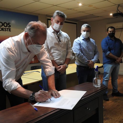 Trevisan assina ordem de serviço para asfaltamento do acesso à Linha Sete de Setembro