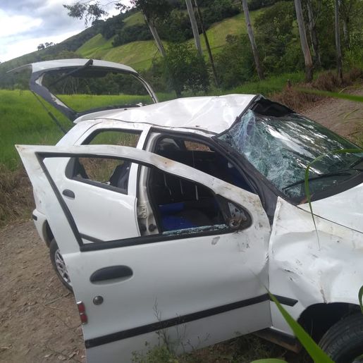 Carro capota e deixa dois ocupantes com ferimentos 