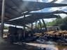 Incêndio de grandes proporções atinge galpão com maquinários no interior