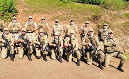 Policiais militares realizam treinamento para utilização de fuzil em serviço