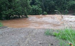 VÍDEO: Cheia do Rio Macaco Branco interrompe travessia em ponte no interior de Itapiranga