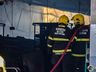 Bombeiros trabalham no rescaldo do incêndio no Super Vipi Center