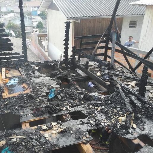 Brincadeira com isqueiro pode ter causado incêndio que matou três crianças