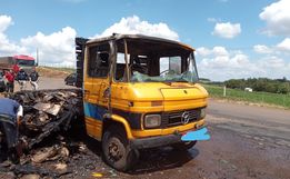 Caminhão com carga de papel pega fogo na BR 163