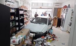 Condutor perde o controle, invade loja e deixa duas pessoas feridas 