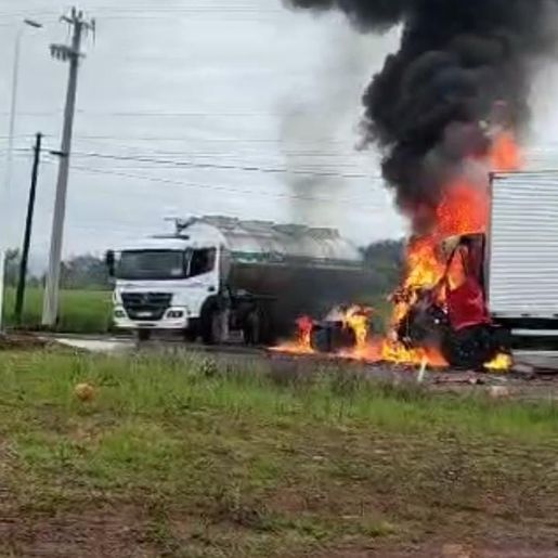 Caminhões colidem em rodovia de Palmitos e um deles pega fogo