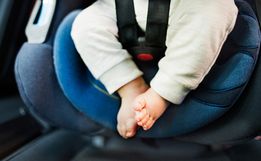 Mulher é presa após deixar criança dentro de carro para ir consultar em SMO