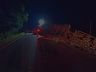 Carreta tomba entre Campo Erê e Anchieta e interdita parte da SC-305