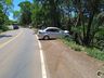 Motorista perde controle da direção e carro se choca contra árvore na SC 163