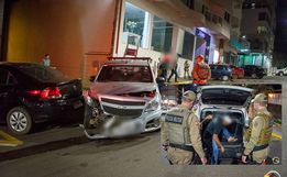 Após bater em 4 carros estacionados, motorista é preso por embriaguez em SMOeste
