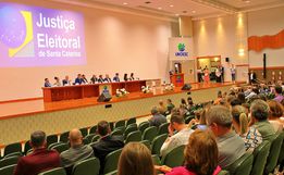 Justiça Eleitoral diploma prefeitos, vices e vereadores em São Miguel do Oeste