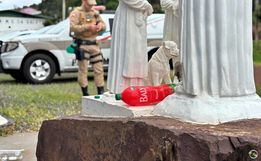Vândalos depredam imagens em frente a igreja em São Miguel do Oeste
