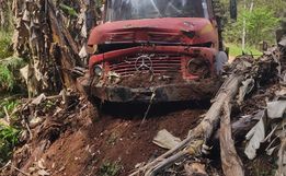 Caminhão sai da pista e bate em barranco no interior de Guaraciaba