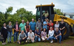 Administração municipal entrega rolo compactador para Secretaria de Agricultura