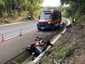 Carro capota em acidente com motocicleta na BR-282