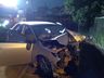Colisão de carro contra muro deixa motorista ferido