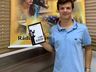 Jovem lança livro sobre oratória após superar medo de falar em público