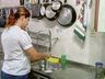 Mulheres trabalham quase duas vezes mais que homens em atividades domésticas