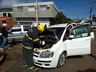Colisão entre carro e caminhonete deixa mulher ferida