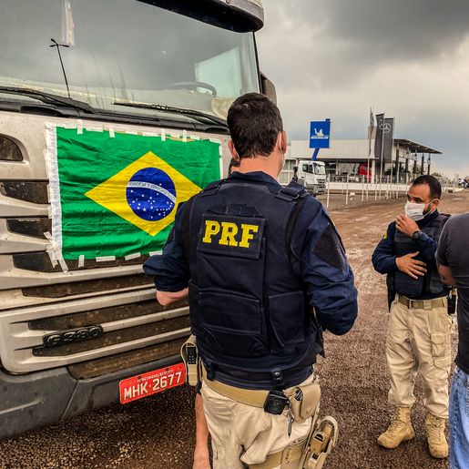 Caminhoneiros realizam abordagem no trevo da BR-282 em SMO