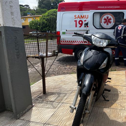 Colisão traseira entre moto e veículo deixa mulher ferida em Descanso 