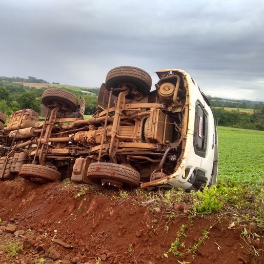 Caminhão raçoeiro tomba no interior de Iporã do Oeste