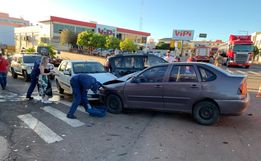 VÍDEO: Colisão entre três veículos deixa mulher ferida em SMOeste 
