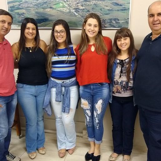 Após ‘perderem’ o pai para o câncer, trigêmeas passam juntas no vestibular e vão cursar medicina