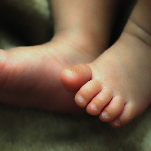Bebê de 15 dias morre esmagado enquanto dormia com os pais