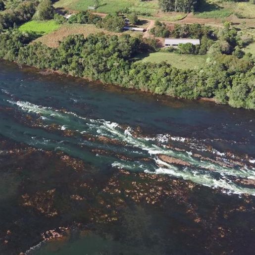 Aventureiros são socorridos no meio do rio Uruguai
