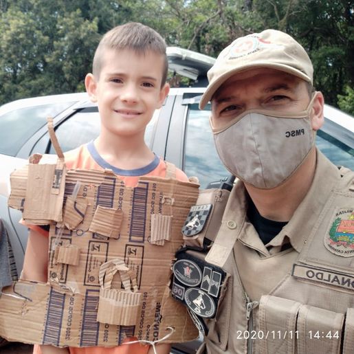 Menino homenageia policiais com colete de papelão em São Miguel do Oeste