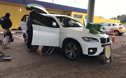 PRF de Guaraciaba apreende cocaína escondida em uma BMW