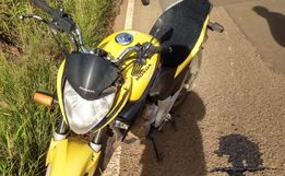 Motociclista sofre ferimentos em queda