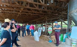Capacitação sobre nutrição rentável de vacas leiteiras reúne produtores em Bandeirante 