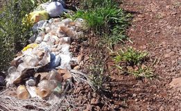 Moradores denunciam lixo jogado por outras pessoas na entrada da propriedade