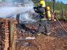 Residência é completamente destruída por incêndio em Riqueza