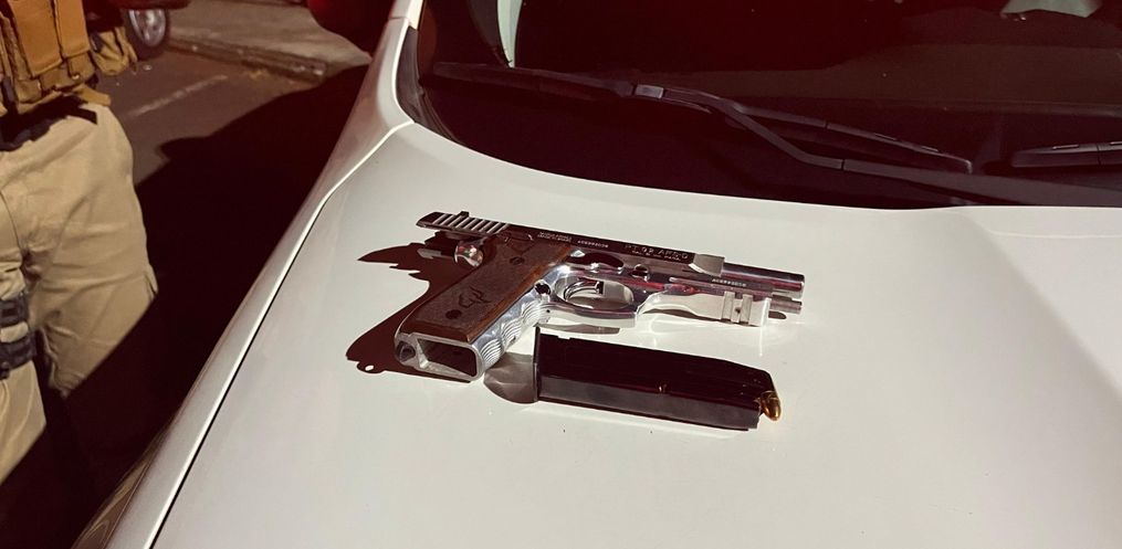 Homem é preso por porte ilegal de arma de uso restrito e ameaça 