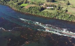 Aventureiros são socorridos no meio do rio Uruguai