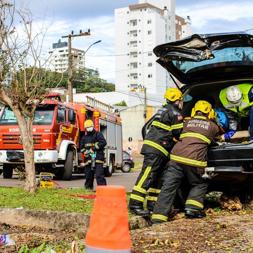 Colisão em lixeira e árvore deixa homem ferido em SMO; vídeo